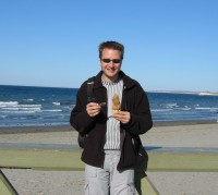 Flavien mange sa glace