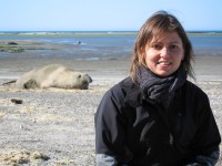Joëlle devant l'éléphant de mer