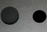 Le standard de mesure du noir et le nouveau matériau à droite [Reuters]